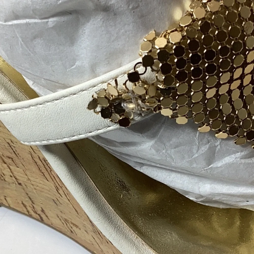 Thalia Sodi chic gold
